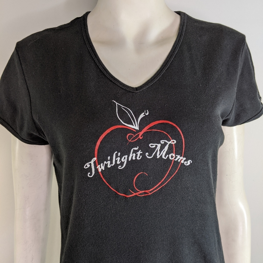 Twilight Black V‑Neck Tee with Red & White Apple Graphic “Twilight Moms”